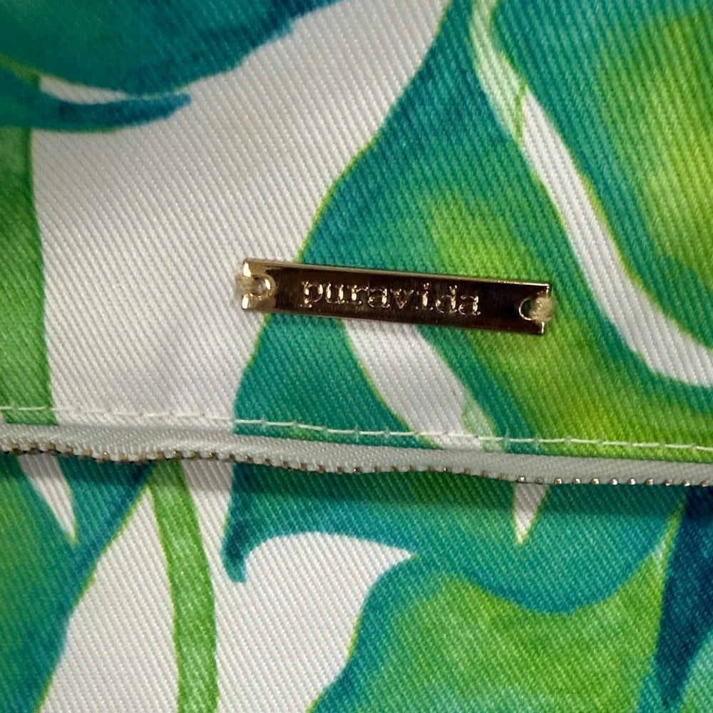 Pura Vida Green‎ Leaf Print Clutch